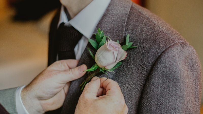 Butonierka – co to jest, jak ją nosić i kiedy?