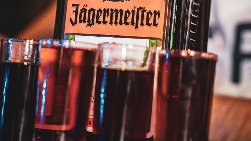 Jagermeister – jak pić i z czym? Ciekawostki i wskazówki