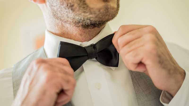 Jak zawiązać i zapiąć muchę?