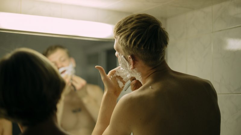Czy mężczyźni powinni golić się pod pachami?