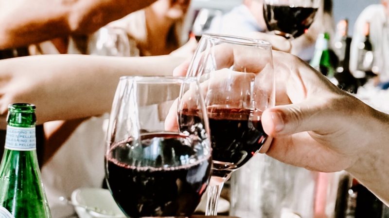 Jak trzymać kieliszek z winem? Savoir vivre przy stole