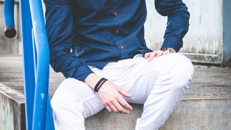 Chinosy męskie –jakie buty pasują do chinosów i jak je nosić?