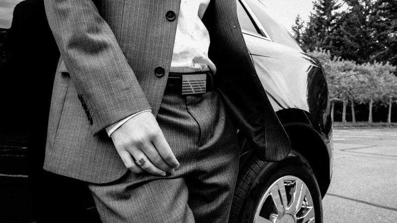 Jaką marynarkę do szarych spodni wybrać?