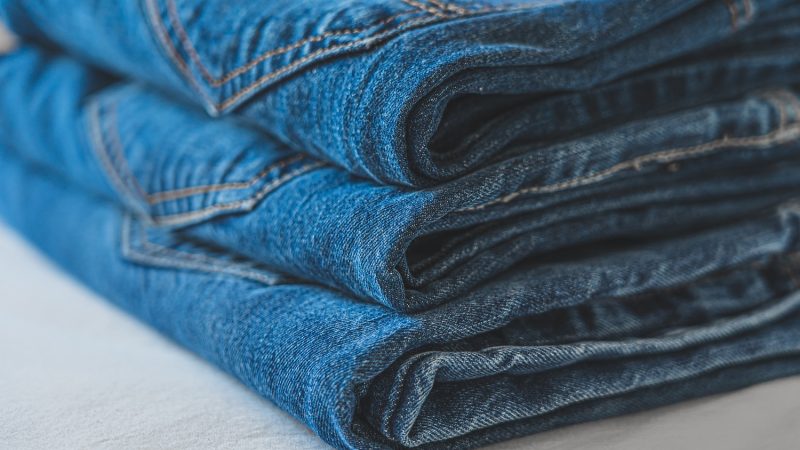 Jakie wybrać spodnie do czarnej koszuli?