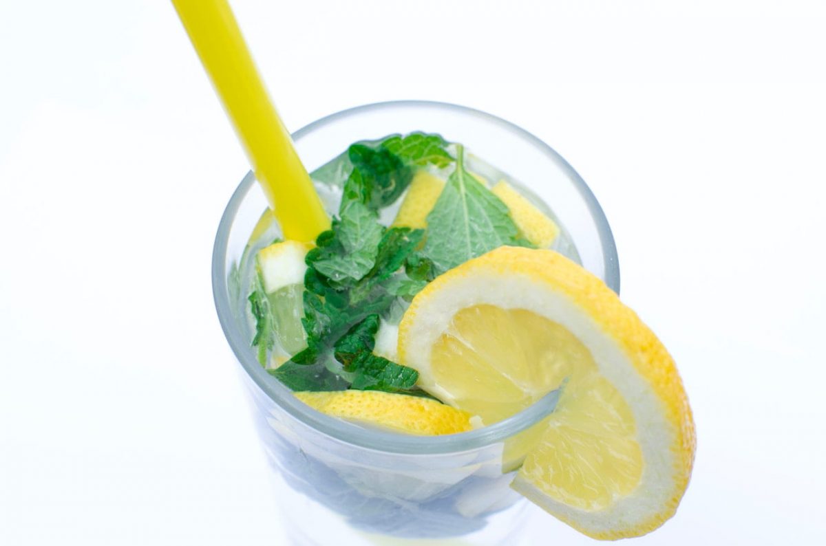 Woda z cytryną – właściwości, dlaczego warto pić ją na czczo?