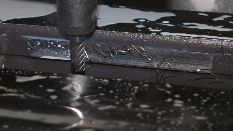 Ile zarabia operator maszyn CNC?