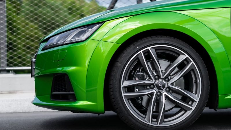 Ile zarabia lakiernik samochodowy?