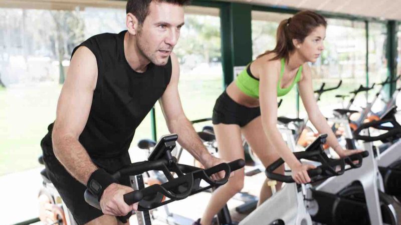 Orbitrek czy rower stacjonarny? Który sprzęt wybrać do domowych treningów?