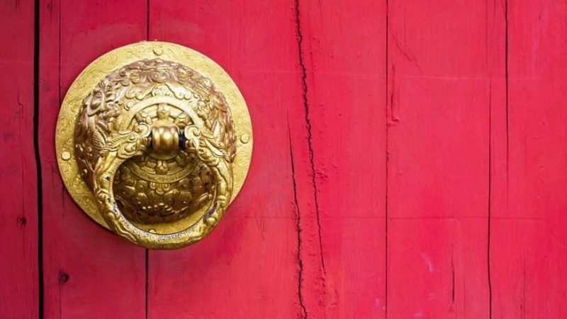 Pukać czy nie pukać do drzwi?