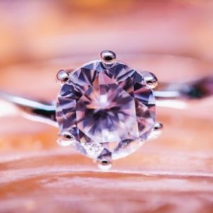 Grawer na pierścionku zaręczynowym – czy warto?