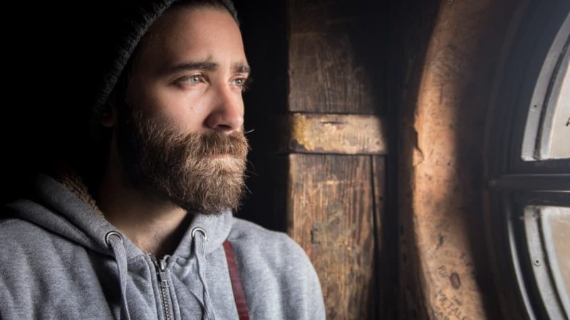 Jak tęskni facet? Kiedy facet zaczyna tęsknić?