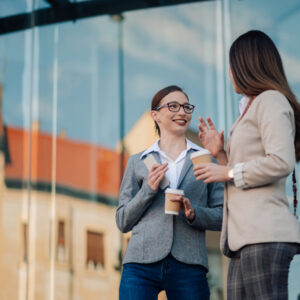 Sztuka konwersacji: jak prowadzić interesujące rozmowy i budować relacje