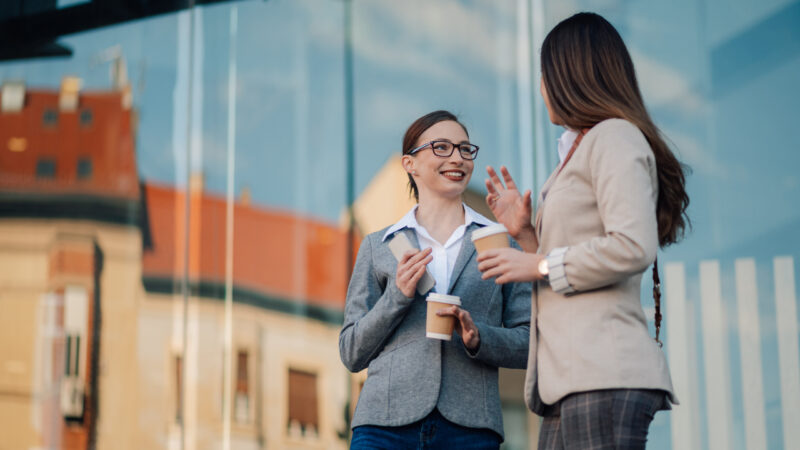 Sztuka konwersacji: jak prowadzić interesujące rozmowy i budować relacje