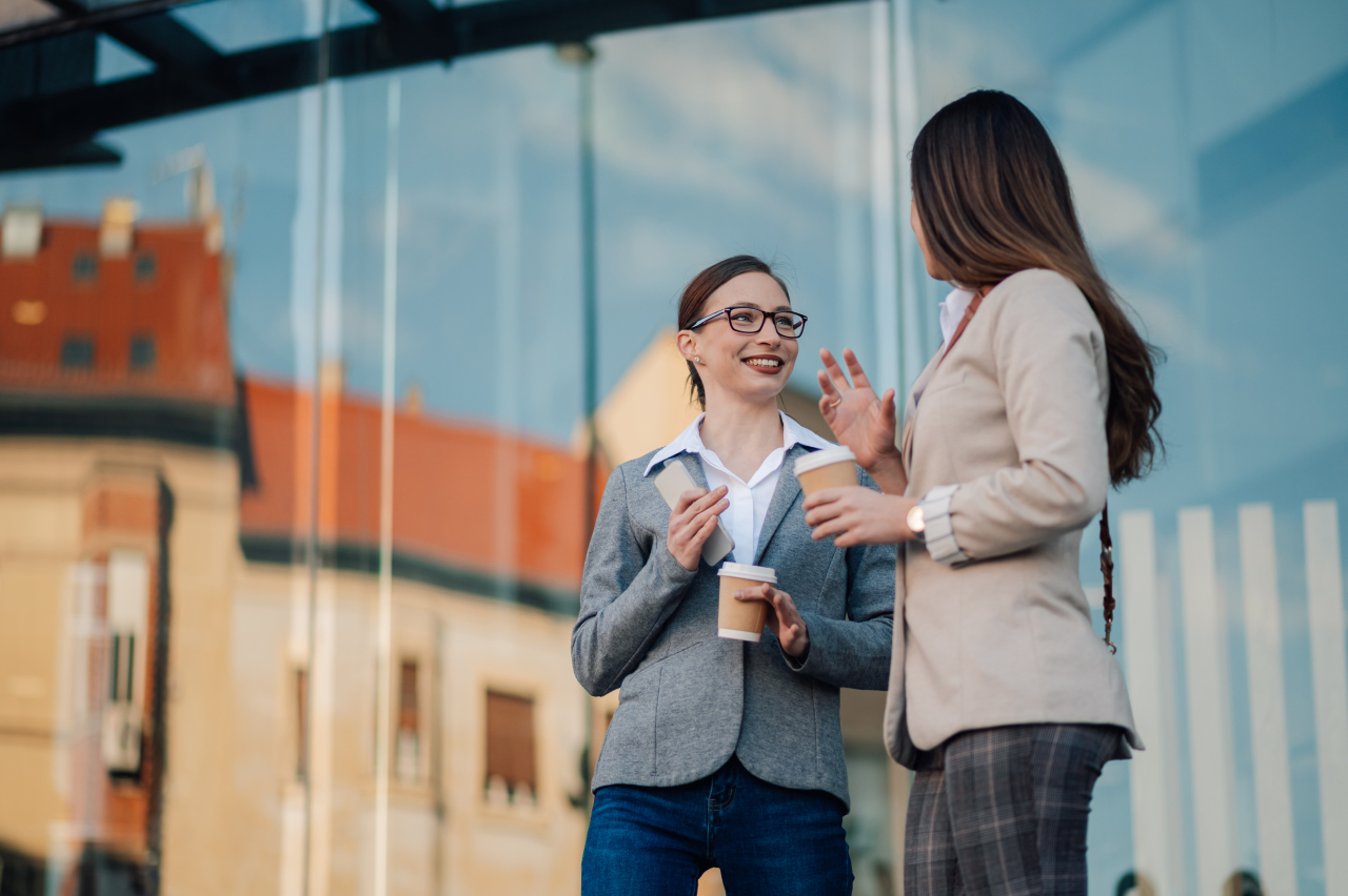 Sztuka konwersacji: jak prowadzić interesujące rozmowy i budować relacje