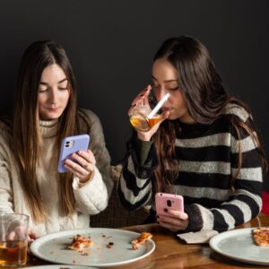 Rozmowa bez telefonu: jak ustalić zasady podczas wspólnego posiłku?