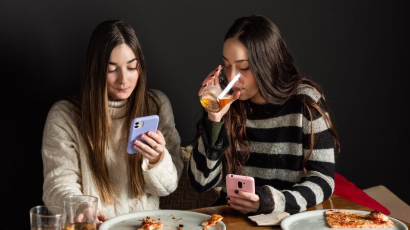 Rozmowa bez telefonu: jak ustalić zasady podczas wspólnego posiłku?