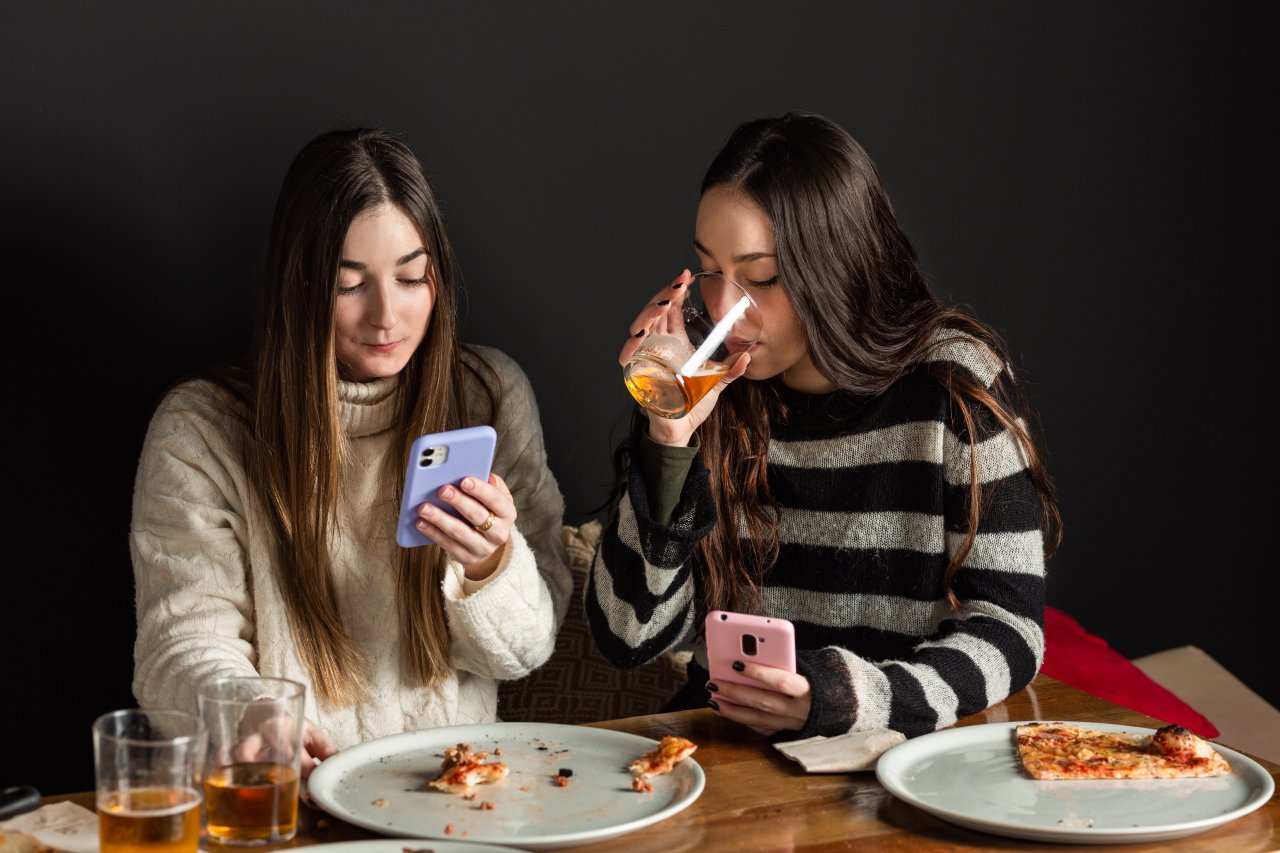 Rozmowa bez telefonu: jak ustalić zasady podczas wspólnego posiłku?